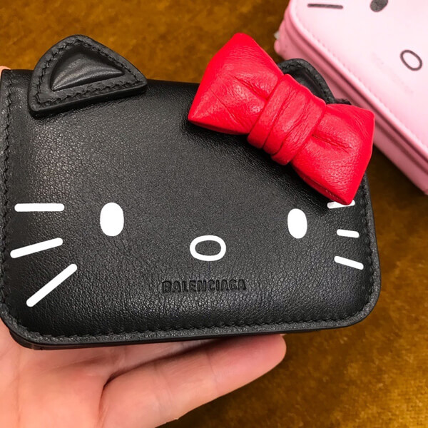 2025新作HELLO KITTY バレンシアガ財布偽物 ハローキティモチーフ ミニウォレット【限定品】6190171CBQ35618