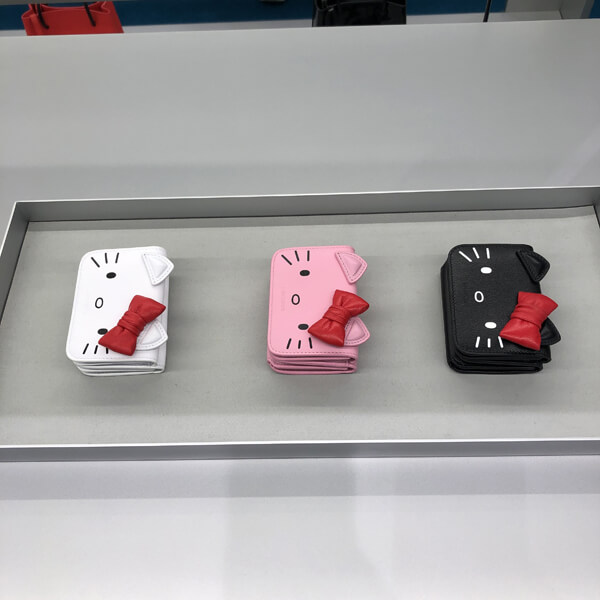 2025新作HELLO KITTY バレンシアガ財布偽物 ハローキティモチーフ ミニウォレット【限定品】6190171CBQ35618